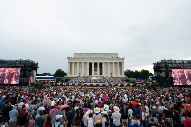 crowd gathered at Lincoln Memorial for Salute to America Event