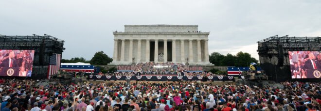 crowd gathered at Lincoln Memorial for Salute to America Event