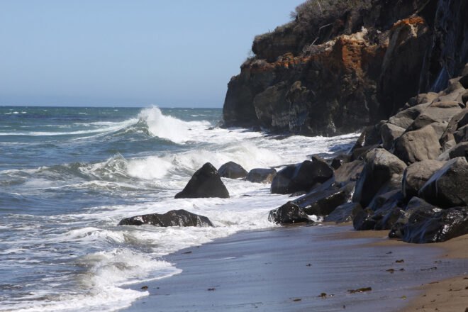 ocean waves crashing against rocks