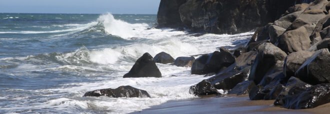 ocean waves crashing against rocks
