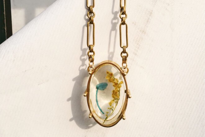 blue and yellow trash enclosed in a gold necklace