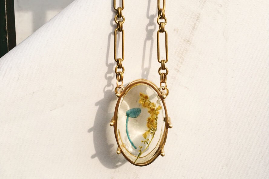 blue and yellow trash enclosed in a gold necklace