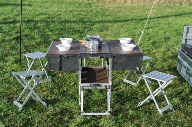 camping table with stools