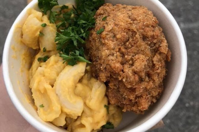 vegan chicken and macaroni in a paper cup
