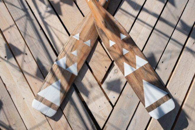 boat oars with white triangles