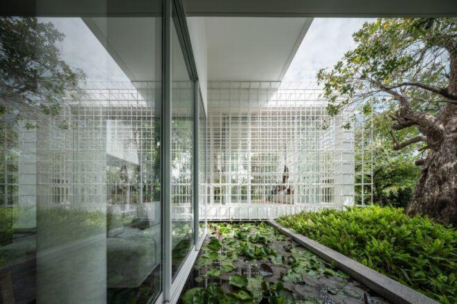 outdoor space of home with large garden