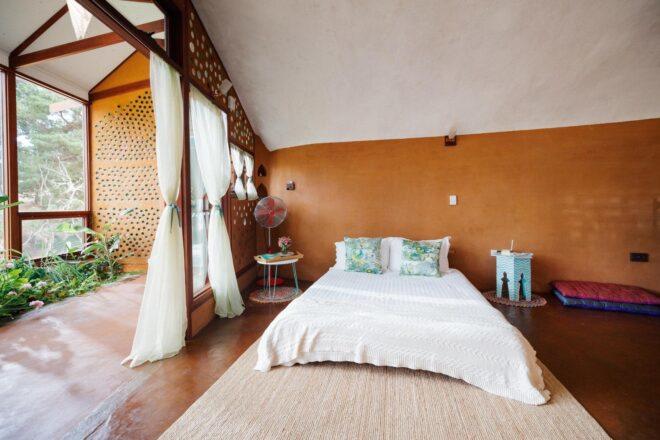 bedroom with queen-sized bed