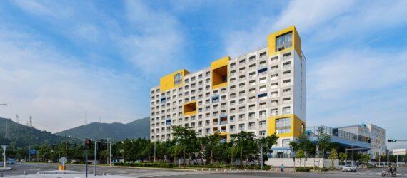 streetview of the Jinlong School, a multi-story building with blue and yellow accents