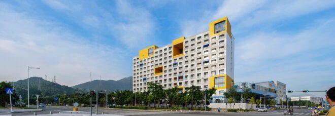 streetview of the Jinlong School, a multi-story building with blue and yellow accents