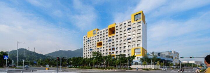 streetview of the Jinlong School, a multi-story building with blue and yellow accents