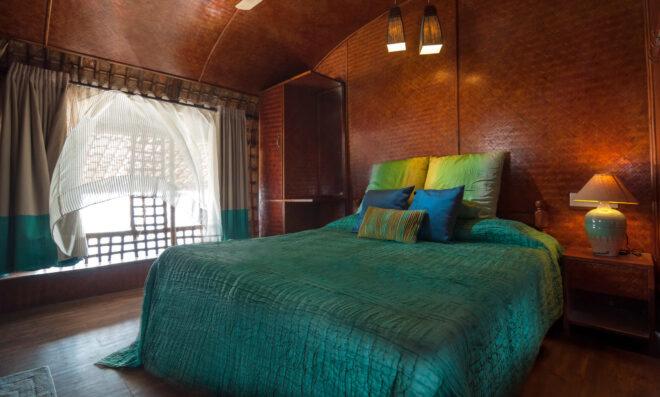 houseboat guest room with blue bedding