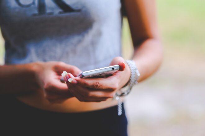 A person holding a cellphone.