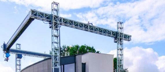 A 3D-printing construction rig, with a concrete structure underneath it.