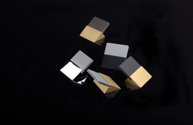Handle in dual toned colors
