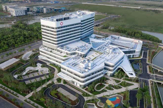 Large hospital building with multiple other buildings in front of it