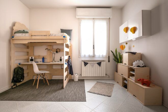 A bunkbed room but the bottom bunk is a desk