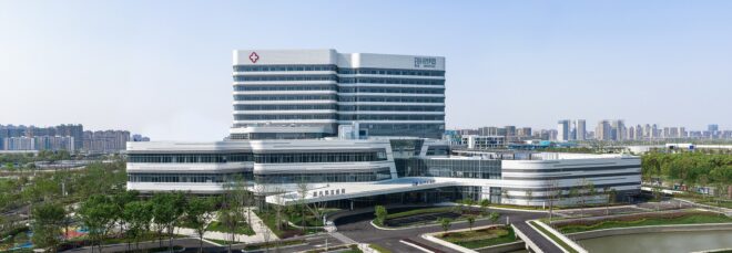 A large hospital building with multiple floors and buildings attached to it