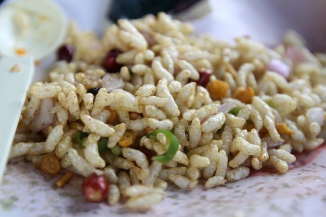 Puffy rice mixed with other vegetables