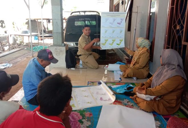 Lalu Kurniadi (Extension Worker) Training Farmers in the Rainfall Predictions.