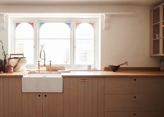 A neutral-toned cottage kitchen.