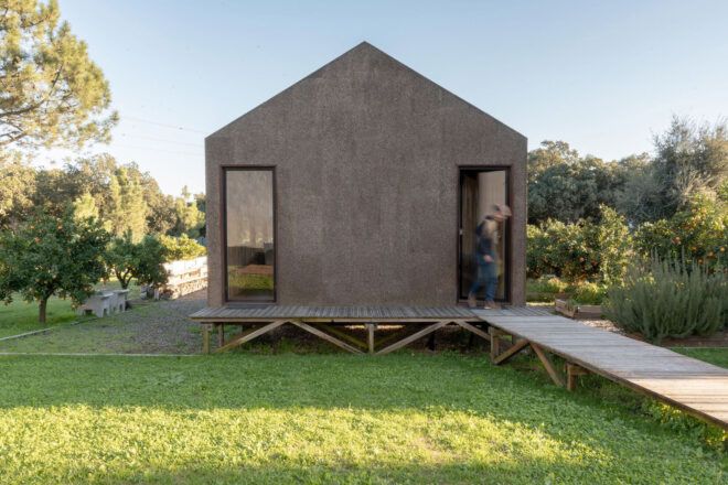The back of the Laranjal House features two rectangle windows on either ends