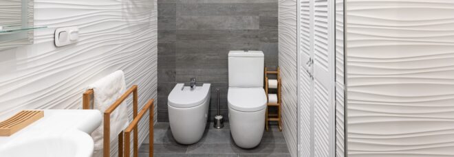 A bathroom with a white toilet seat