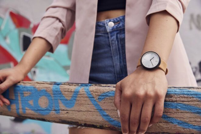 Model displaying the tan macchiato watch