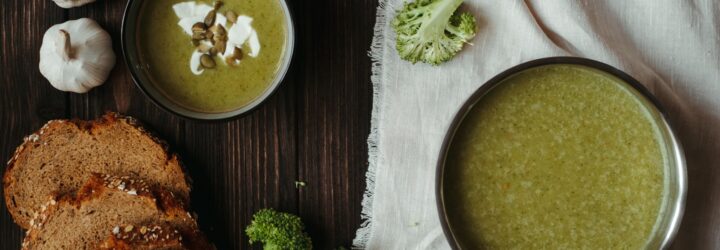 A green vegetable soup with slices of bread