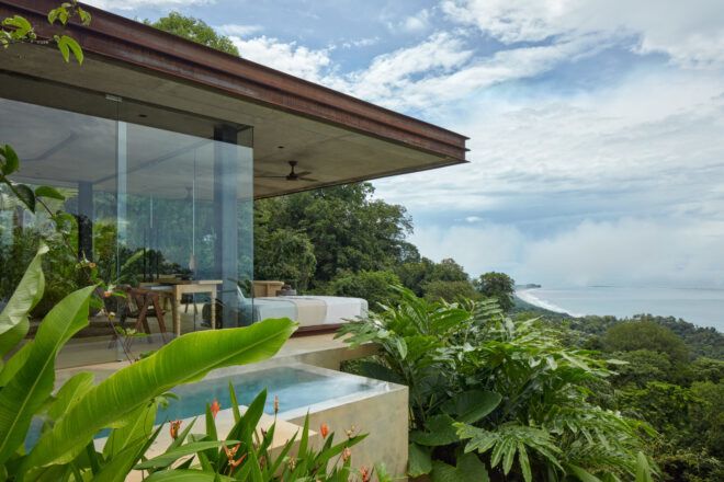 Villa with a cantilevering terrace facing the ocean