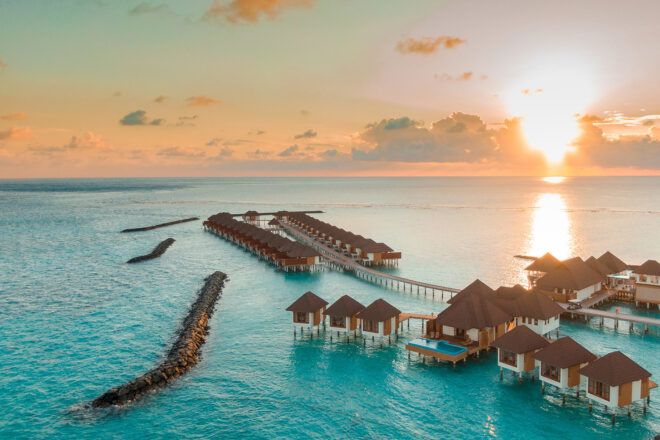A lodge built above an ocean