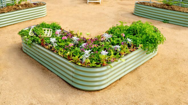 L-shaped planter